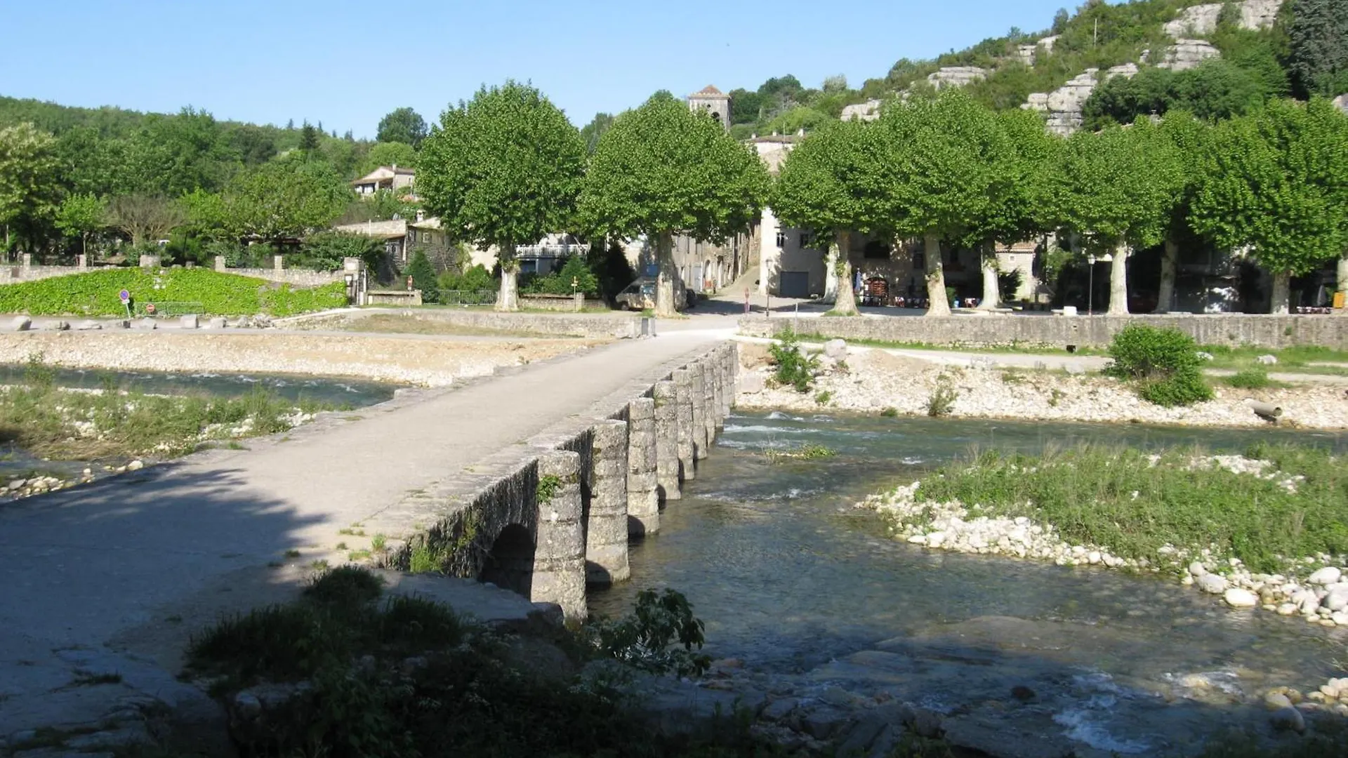 **  Hotel La Garenne Labeaume France